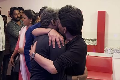 வாழை - மாரி செல்வராஜை முத்தமிட்டு பாராட்டிய பாலா!